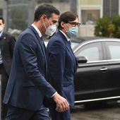 El presidente del Gobierno, Pedro Sánchez, y el ministro de Sanidad, Salvador Illa, a su llegada al Hospital La Paz (Madrid)