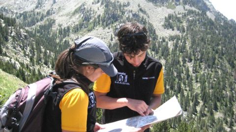 Monta&ntilde;eros consultando un mapa