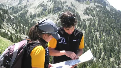 Montañeros consultando un mapa Montañeros consultando un mapa