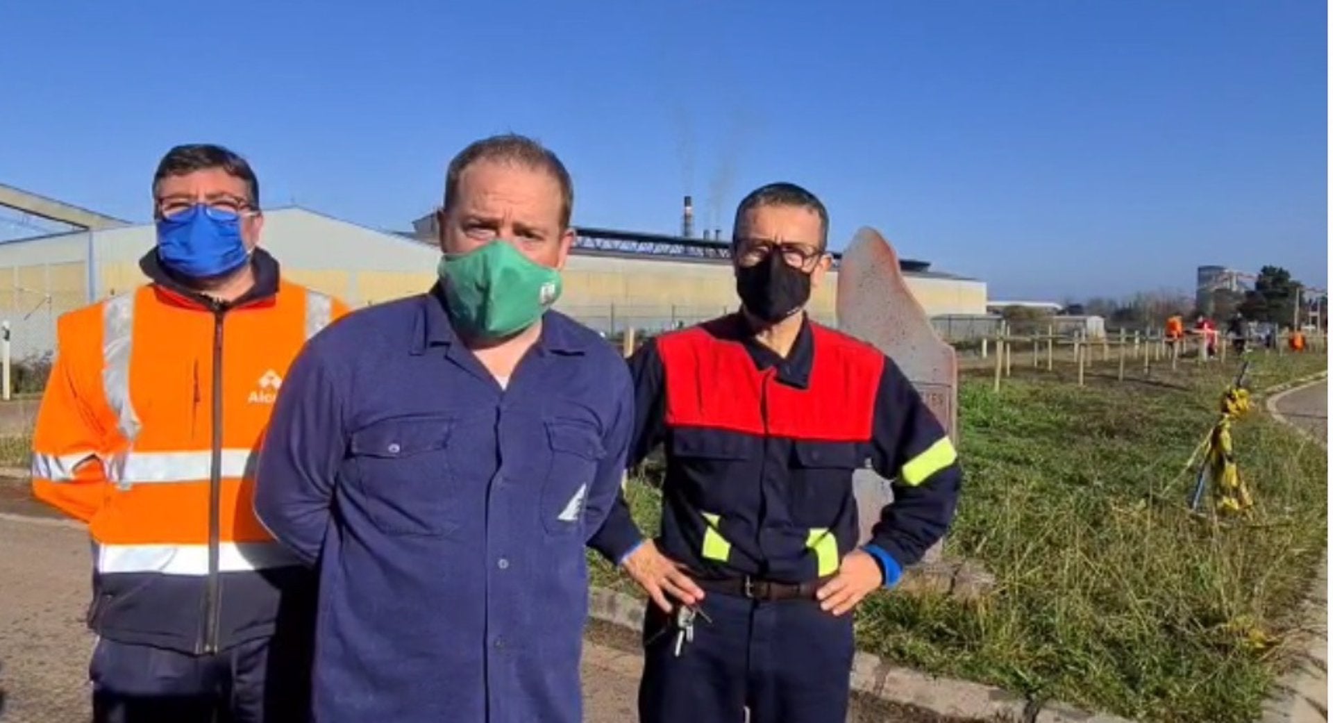 Trabajadores de Alcoa en San Cibrao siembran cruces delante de la factoría para escenificar la muerte industrial de la Mariña lucense Trabajadores de Alcoa en San Cibrao siembran cruces delante de la factoría para escenificar la muerte industrial de la Mariña lucense