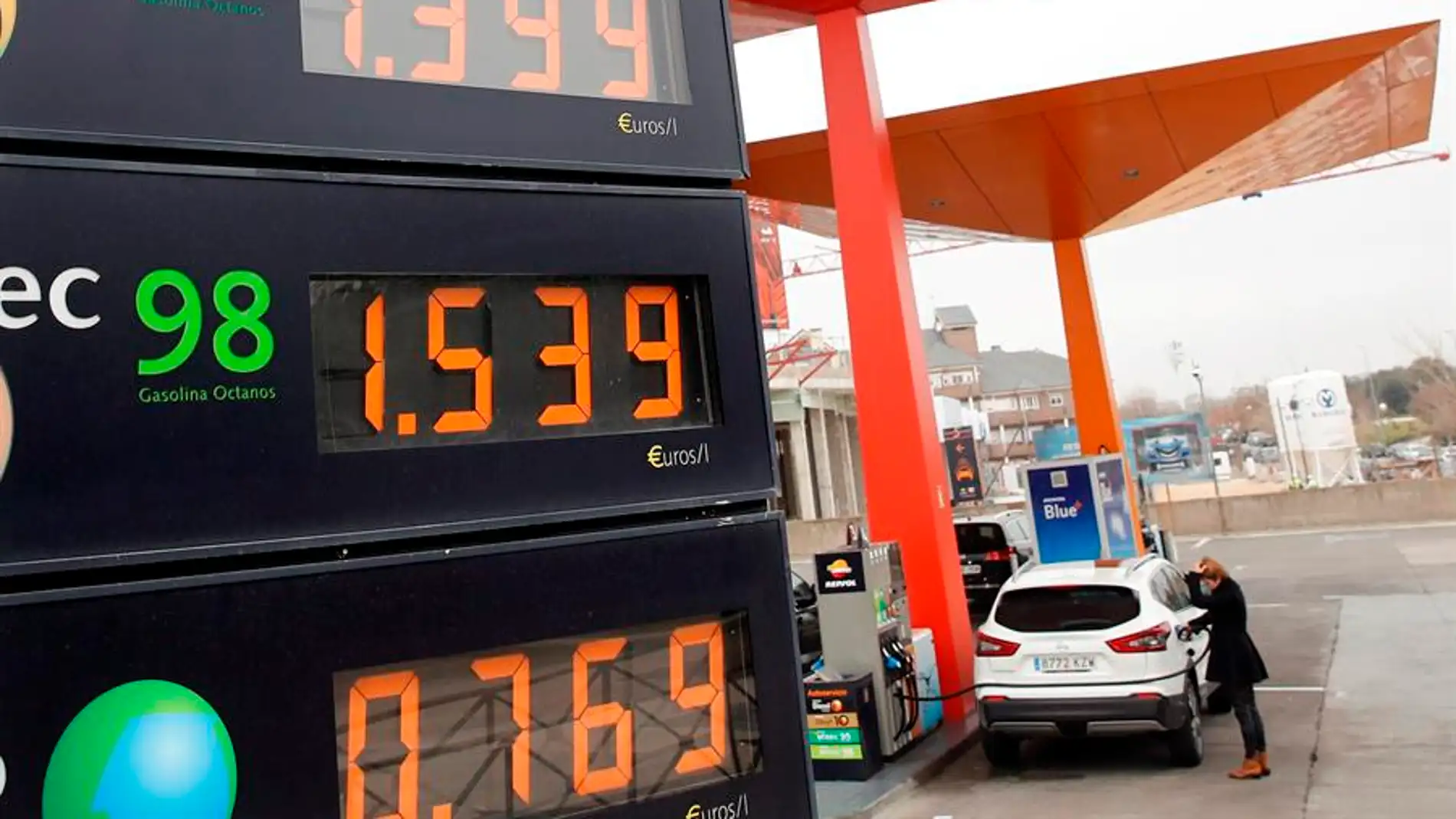 Precios de los carburantes en una gasolinera de Madrid. 
