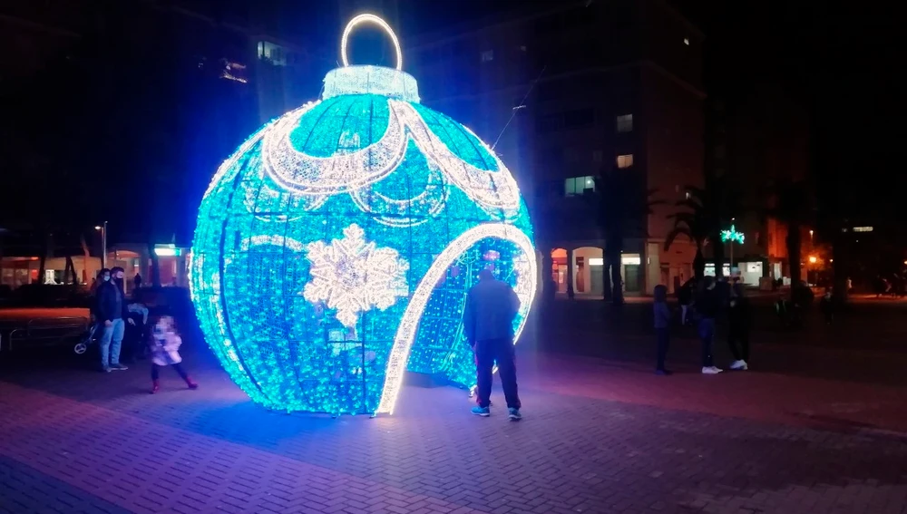 Bola de Navidad en la Plaza de Castilla de Elche.