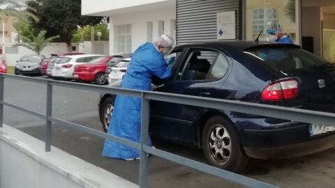Sanitarios realizando tomando muestras para test PCR en el centro de salud de Altabix de Elche. Sanitarios realizando tomando muestras para test PCR en el centro de salud de Altabix de Elche.