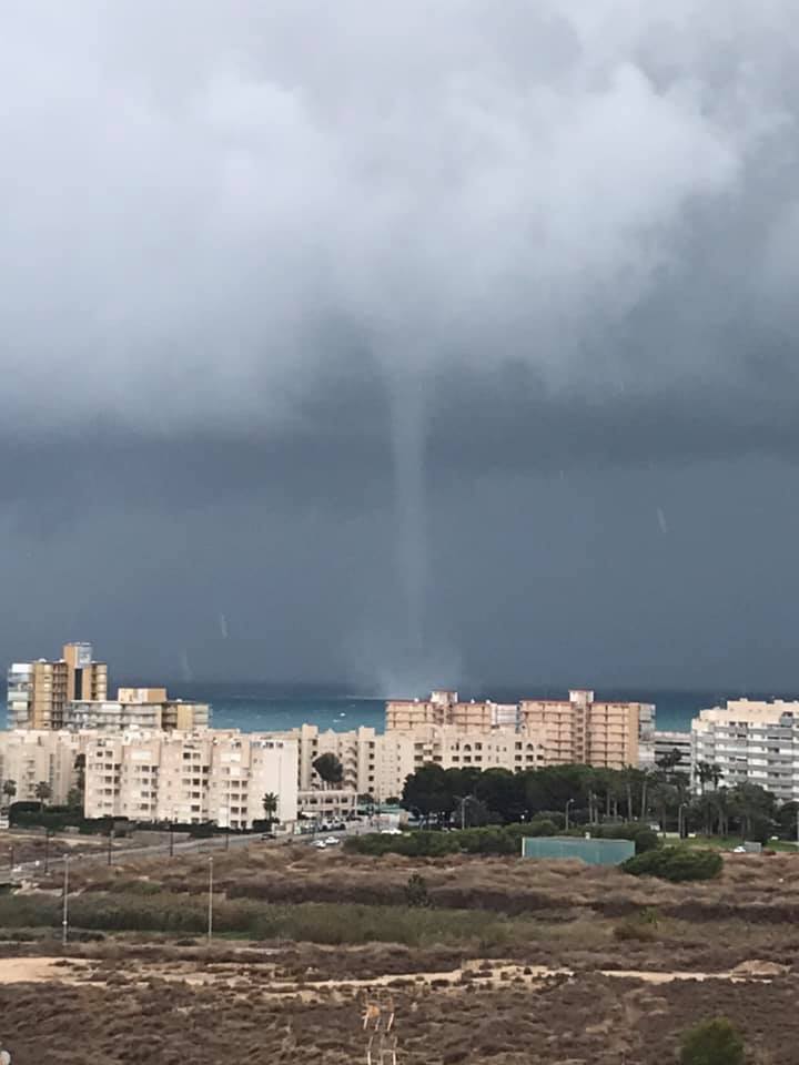 Una manga marina toca tierra en la Playa de Muchavista y provoca algunos destrozos Una manga marina toca tierra en la Playa de Muchavista y provoca algunos destrozos