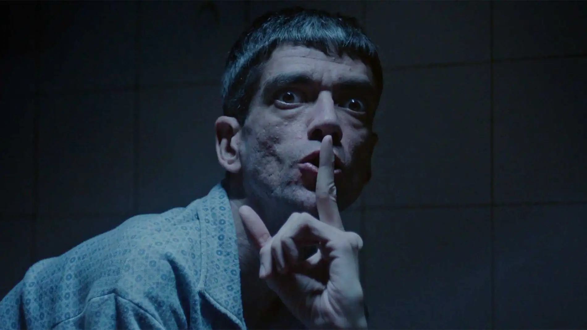 El actor Javier Botet, en una escena de la película 'Amigo', del director Óscar Martín