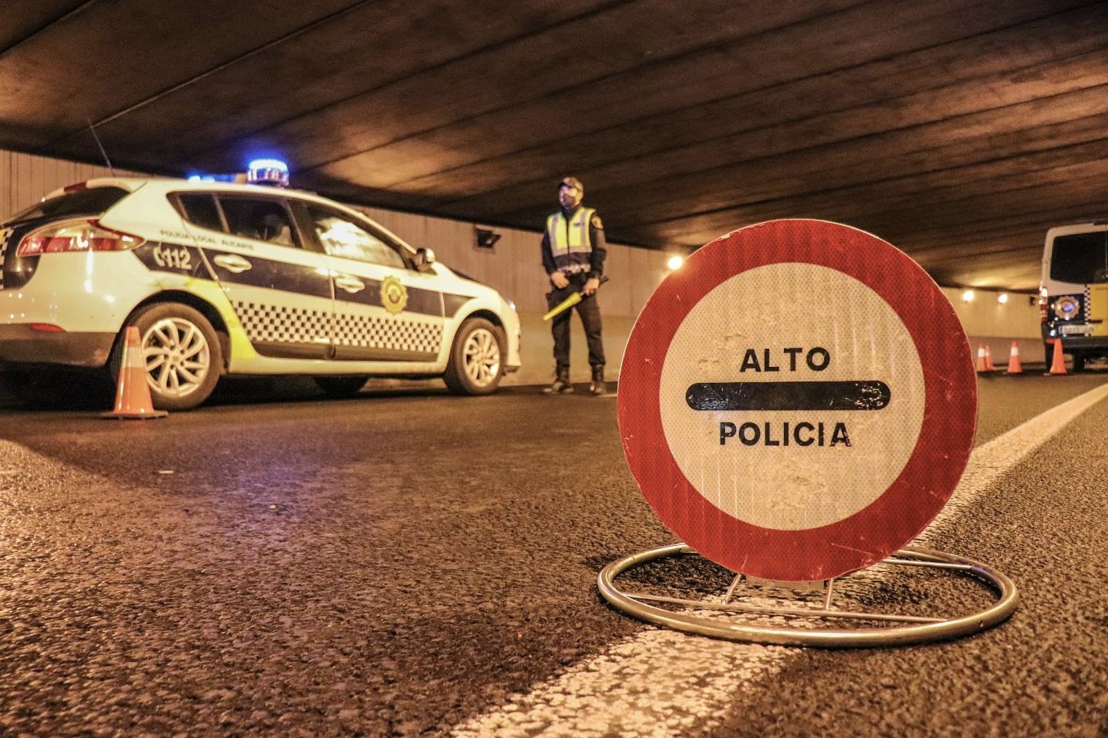 La Policía Local impone 24 denuncias por incumplir el estado de alarma y disuelve seis fiestas en viviendas La Policía Local impone 24 denuncias por incumplir el estado de alarma y disuelve seis fiestas en viviendas