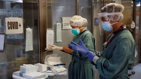 Dos profesionales sanitarios trabajando en la UCI del Hospital Vall d'Hebron de Barcelona