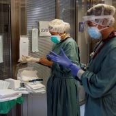 Dos profesionales sanitarios trabajando en la UCI del Hospital Vall d'Hebron de Barcelona