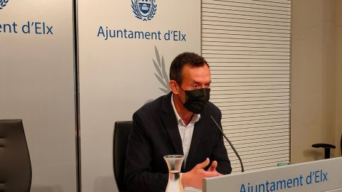 Carlos Gonz&aacute;lez, alcalde de Elche en una rueda de prensa.