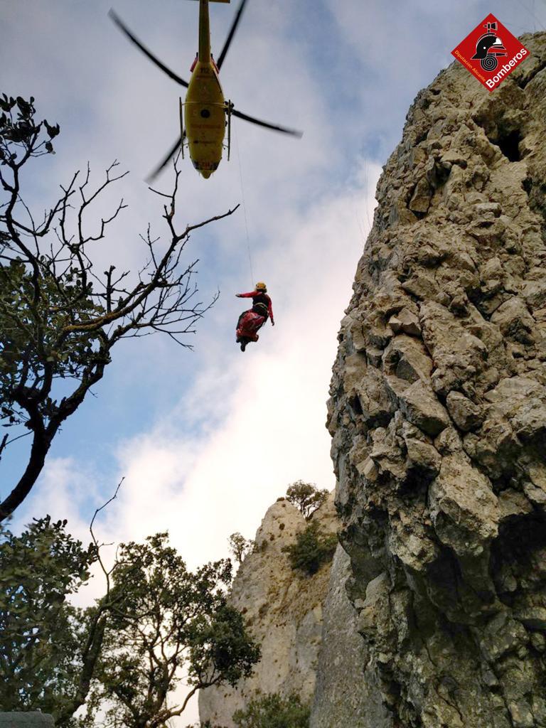 Bomberos del Consorcio rescatan a un senderista con fractura de tibia tras caer desde seis metros de altura Bomberos del Consorcio rescatan a un senderista con fractura de tibia tras caer desde seis metros de altura