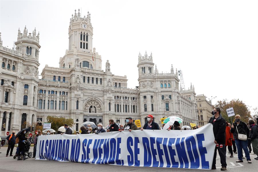 Miles de personas se manifiestan en Madrid en una 'Marea Blanca' por la defensa de la sanidad pública Miles de personas se manifiestan en Madrid en una 'Marea Blanca' por la defensa de la sanidad pública