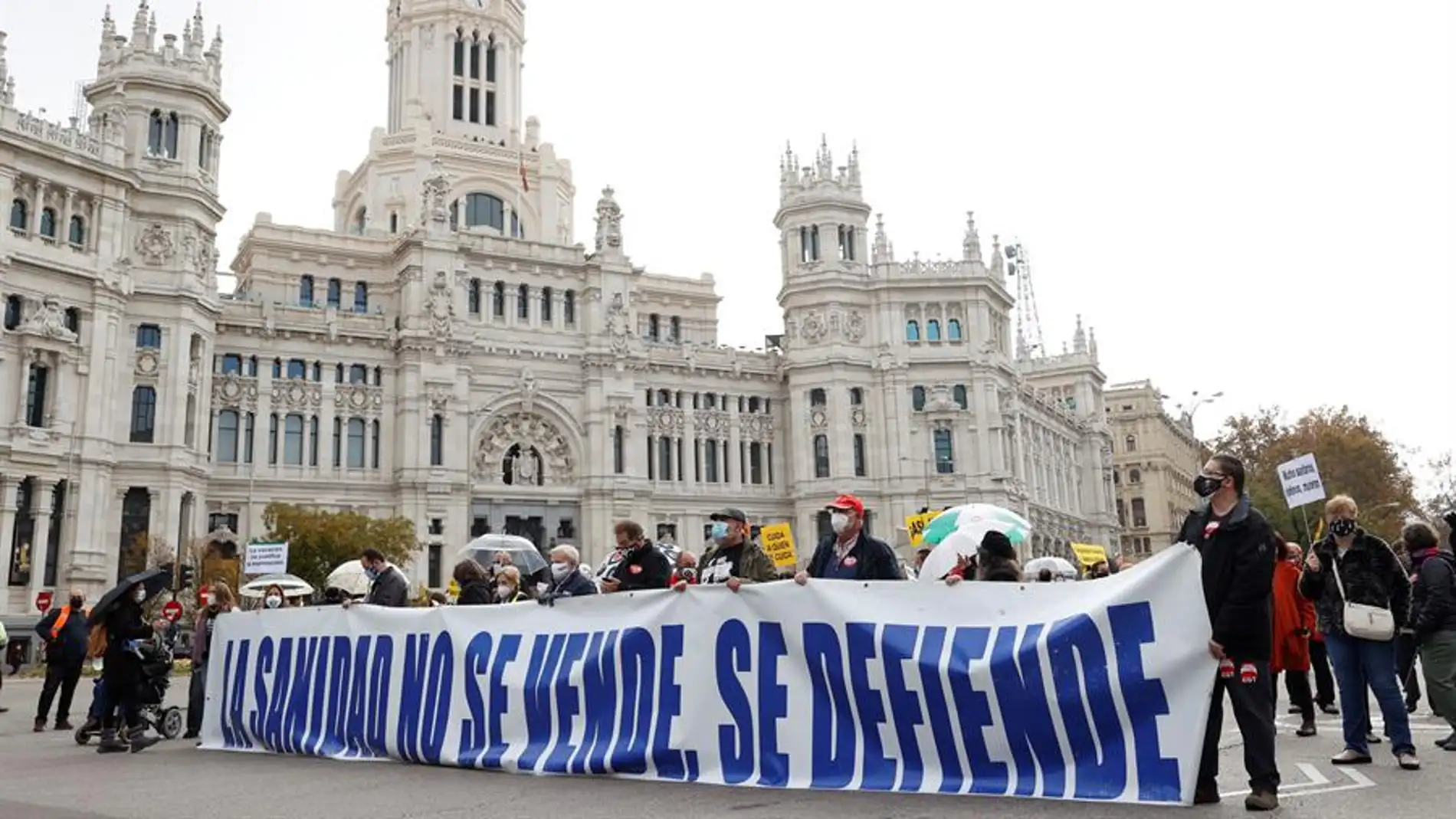 Miles de personas se manifiestan en Madrid en una 'Marea Blanca' por la defensa de la sanidad pública