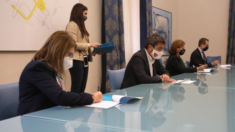 Firma del convenio entre Diputaci&oacute;n de Alicante, la UMH y la UA.