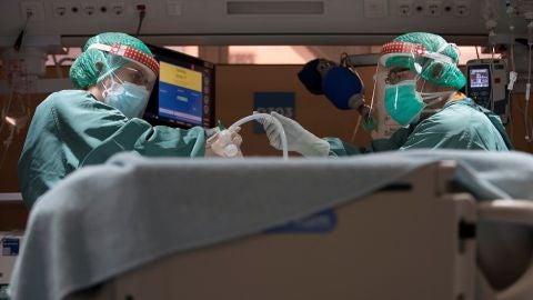 Dos profesionales sanitarios trabajan en la UCI del Hospital Vall d'Hebron de Barcelona