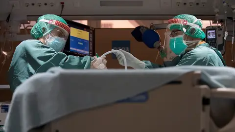 Dos profesionales sanitarios trabajan en la UCI del Hospital Vall d'Hebron de Barcelona Dos profesionales sanitarios trabajan en la UCI del Hospital Vall d'Hebron de Barcelona