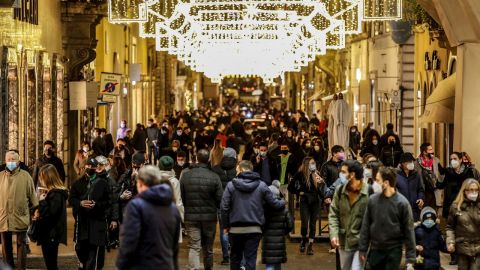 Compras de Navidad en una calle comercial