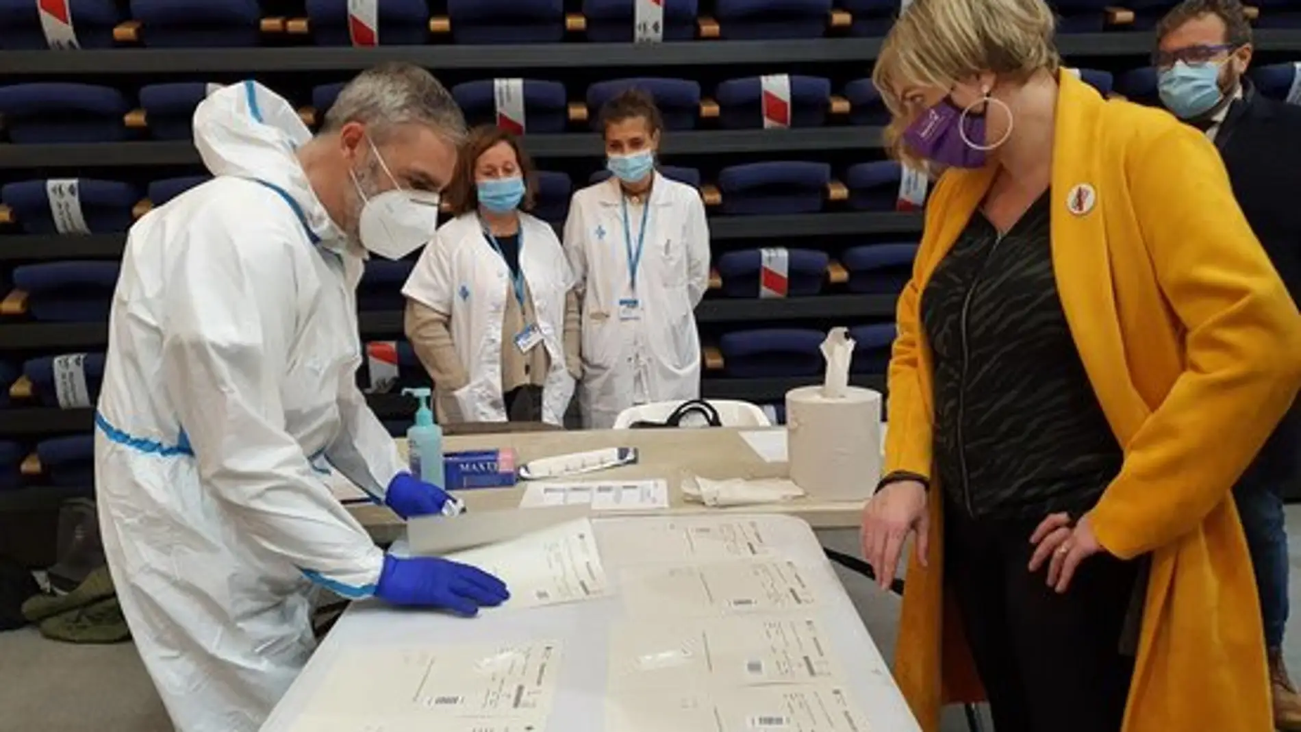 La Consellera de Salut visita un punt de proves per frenar l'expansió del coronavirus