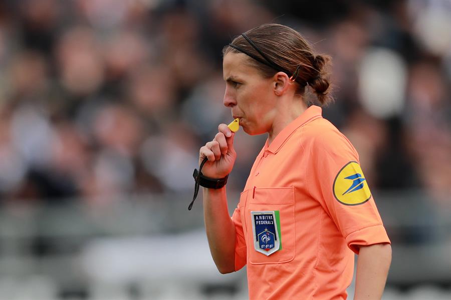Stephanie Frappart, primera mujer en arbitrar en Champions League Stephanie Frappart, primera mujer en arbitrar en Champions League