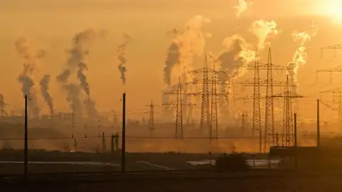 Imagen de unas chimeneas contaminantes y calor extremo Conocemos la relacion entre cambio climatico y enfermedades infecciosas