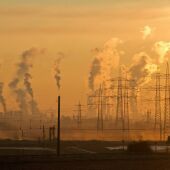 Imagen de unas chimeneas contaminantes y calor extremo