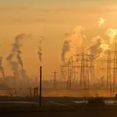 Imagen de unas chimeneas contaminantes y calor extremo Imagen de unas chimeneas contaminantes y calor extremo