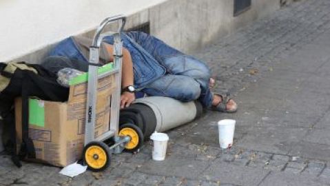 Un "sin techo" durmiendo en la calle