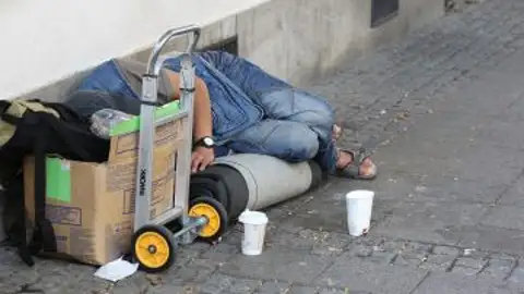 Un "sin techo" durmiendo en la calle Un "sin techo" durmiendo en la calle