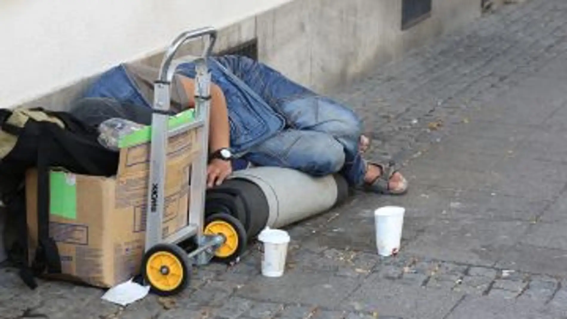 Un "sin techo" durmiendo en la calle