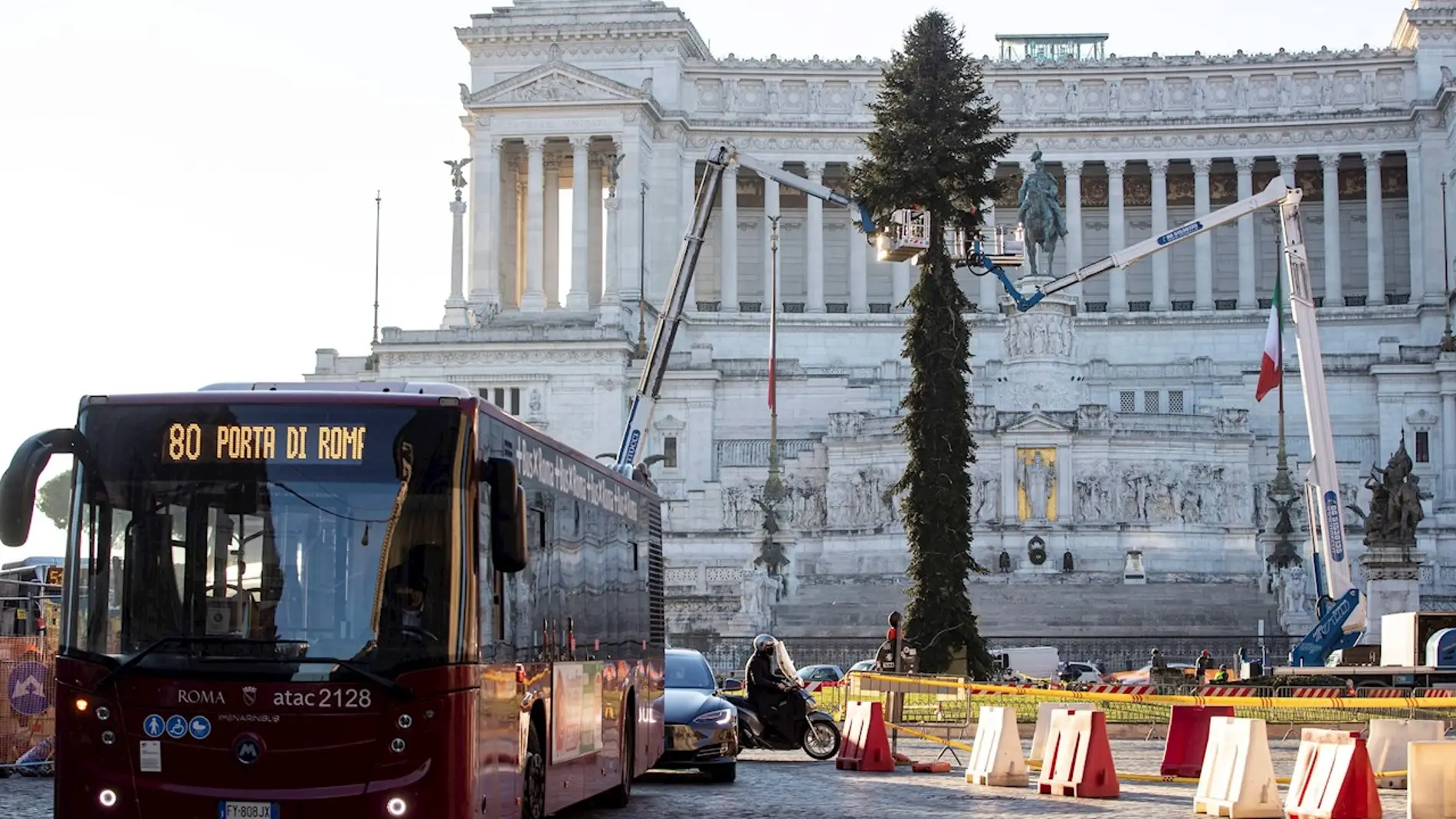 Trabajos de colocación de un arbol de Navidad en la Piazza Venezia de Roma