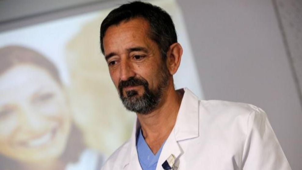 El doctor Cavadas extirpa un tumor gigante a un paciente que hacía que la cara le llegara por debajo de la cintura El doctor Cavadas extirpa un tumor gigante a un paciente que hacía que la cara le llegara por debajo de la cintura