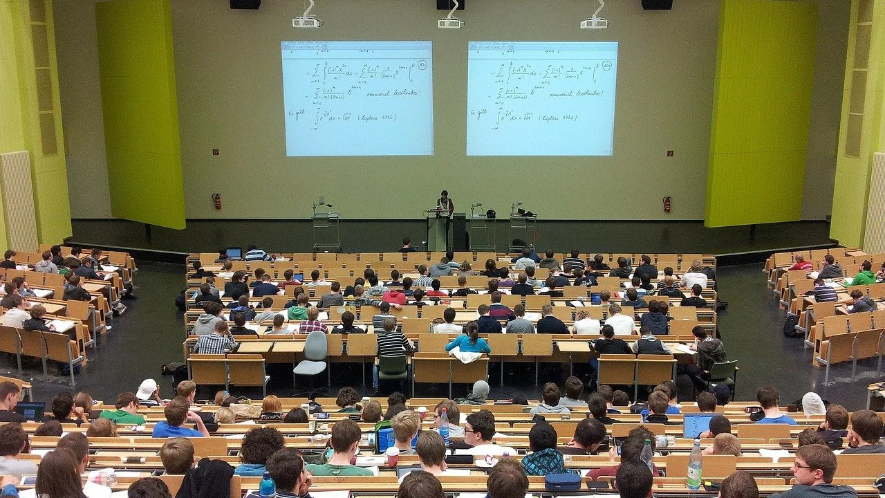 Estudiantes en una universidad