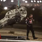El Gran Premio de Baréin, el antepenúltimo del Mundial de F1, que fue interrumpido este domingo en el circuito de Sakhir con bandera roja, nada más darse la salida, a causa del escalofriante accidente del francés Romain Grosjean El Gran Premio de Baréin, el antepenúltimo del Mundial de F1, que fue interrumpido este domingo en el circuito de Sakhir con bandera roja, nada más darse la salida, a causa del escalofriante accidente del francés Romain Grosjean