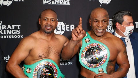 Mike Tyson y Roy Jones tras el combate de exhibición