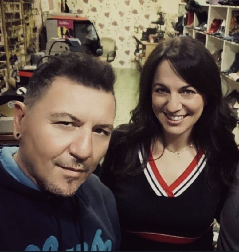 Los alicantinos disfrutan del alumbrado navideño al que consideran necesario para dar alegría a un año caótico Los alicantinos disfrutan del alumbrado navideño al que consideran necesario para dar alegría a un año caótico