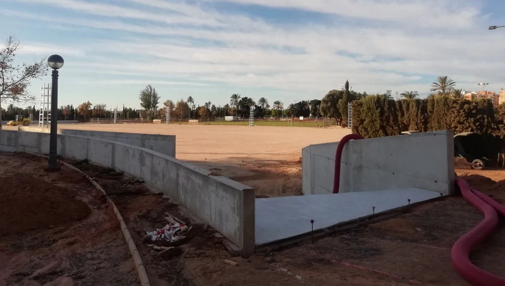 Entrada lateral de los nuevos campos de césped artificial del polideportivo Altabix.