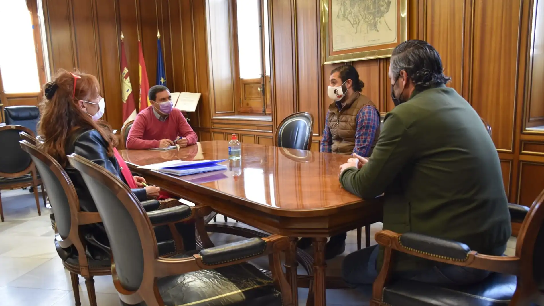 Reunión de Martínez Chana con representantes del sector en la institución provincial 