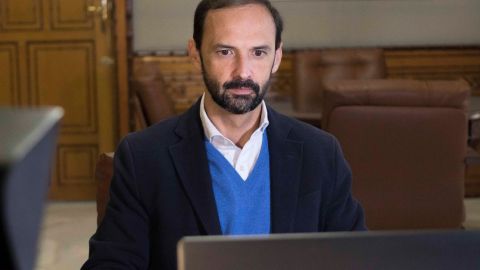El alcalde de Sanl&uacute;car, V&iacute;ctor Mora, durante una videoconferencia