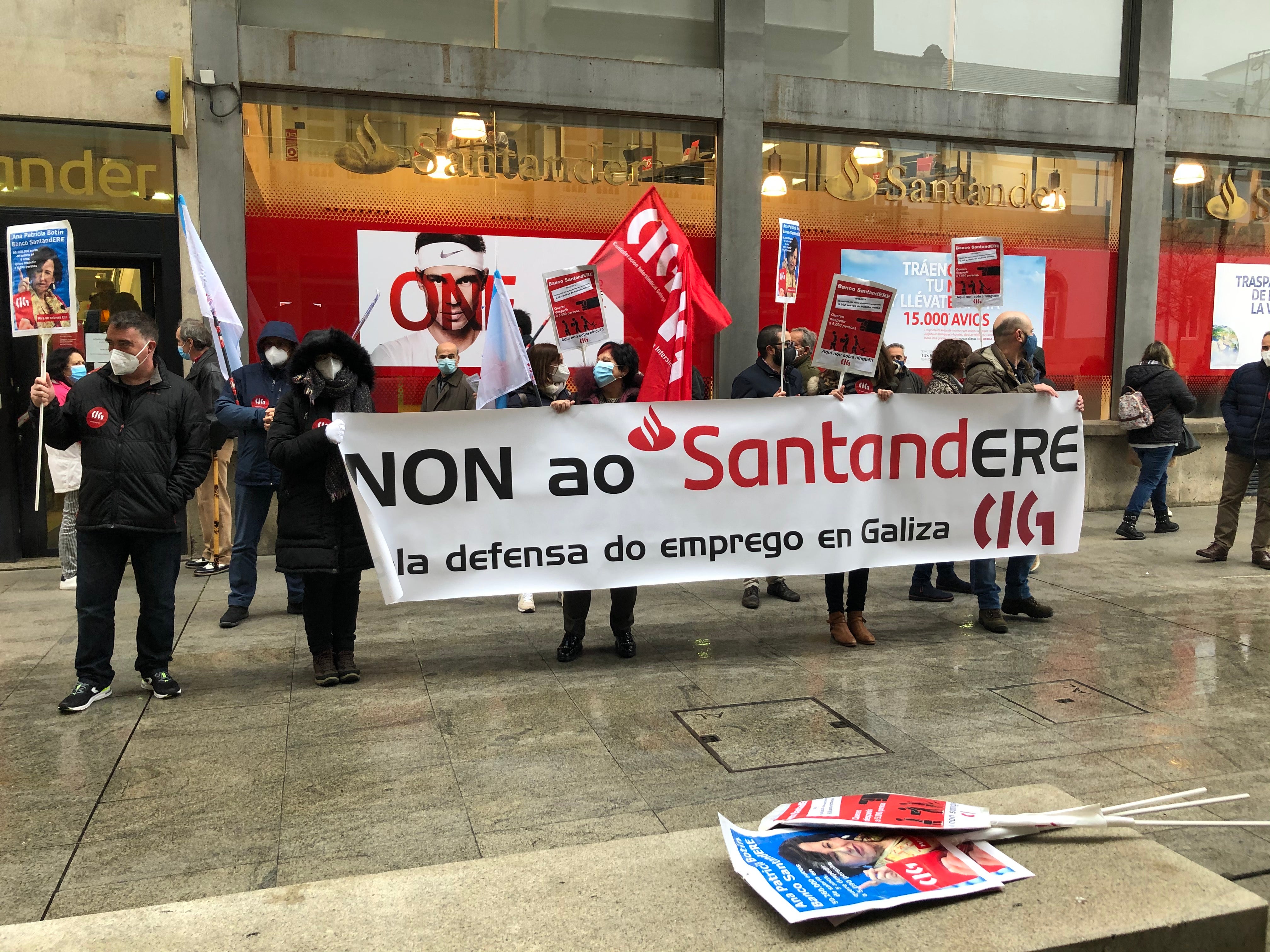 La reestructuración del Banco Santander dinamita la mitad de las oficinas de la provincia de Lugo La reestructuración del Banco Santander dinamita la mitad de las oficinas de la provincia de Lugo