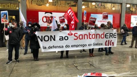 El sindicato cig se concentra ante una oficina del Banco Santander 