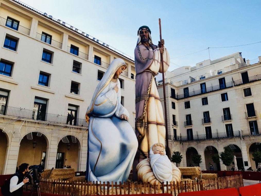 Alicante entra en el libro Guinnes de los récords por el belén más alto del mundo instalado en la plaza del ayuntamiento Alicante entra en el libro Guinnes de los récords por el belén más alto del mundo instalado en la plaza del ayuntamiento