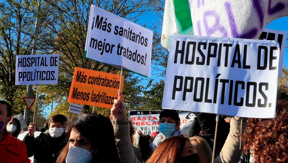 Sanitarios protestan por los traslados al nuevo hospital Isabel Zendal Sanitarios protestan por los traslados al nuevo hospital Isabel Zendal