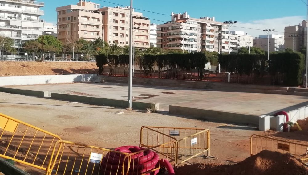 Estado actual de la pista de fútbol sala del polideportivo Altabix.