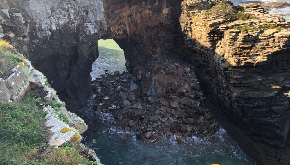Se desploma uno de los arcos de la Praia das Catedrais Se desploma uno de los arcos de la Praia das Catedrais