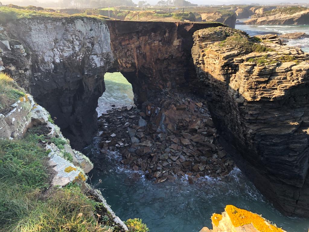 Se desploma uno de los arcos de la Praia das Catedrais Se desploma uno de los arcos de la Praia das Catedrais