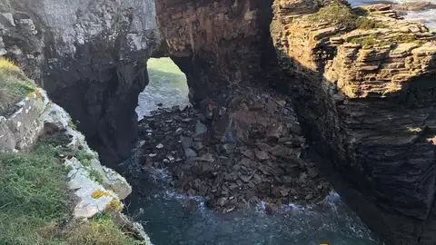 Se desploma uno de los arcos de la Praia das Catedrais Desplome en Praia das Catedrais