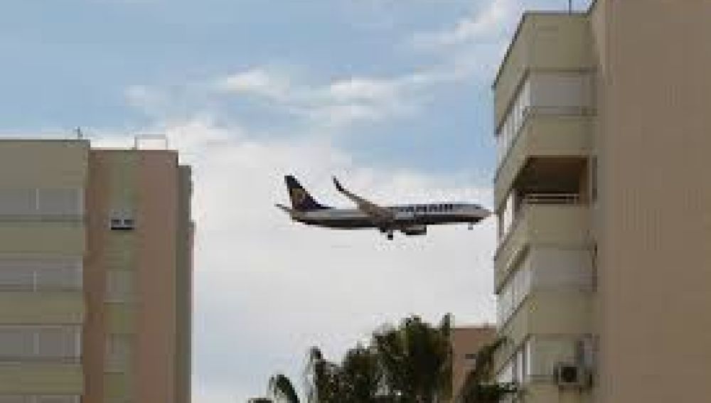 Los aviones sobrevuelan Urbanova en Alicante