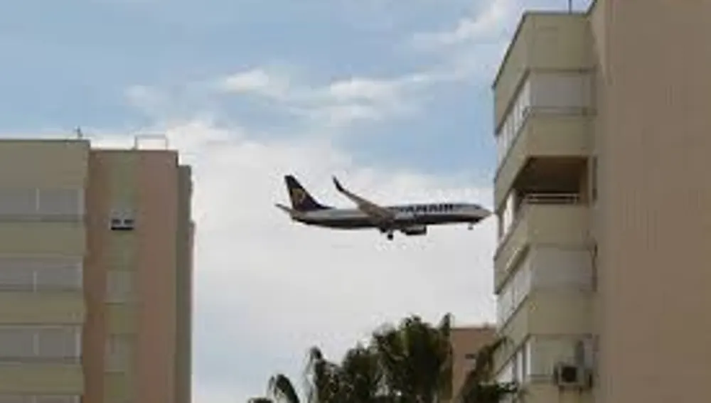 Los aviones sobrevuelan Urbanova en Alicante