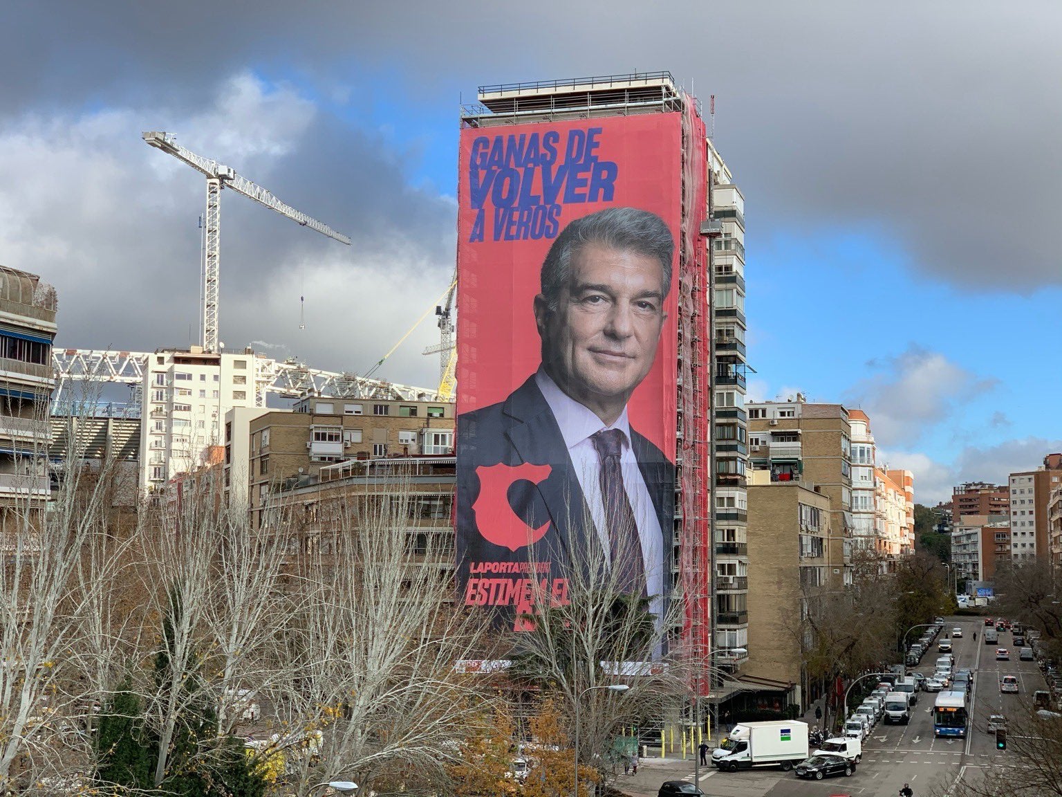 Aparece un Laporta gigante en Madrid con el Bernabéu de fondo Aparece un Laporta gigante en Madrid con el Bernabéu de fondo