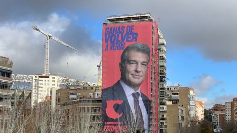 Aparece un Laporta gigante en Madrid con el Bernab&eacute;u de fondo