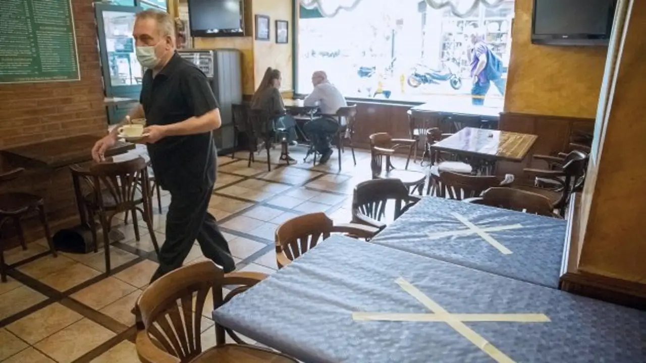Interior de un bar con restricción de aforo Interior de un bar con restricción de aforo